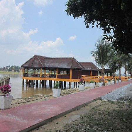 Green Village Pasir Salak Eco River Resort Kampung Gajah  外观 照片